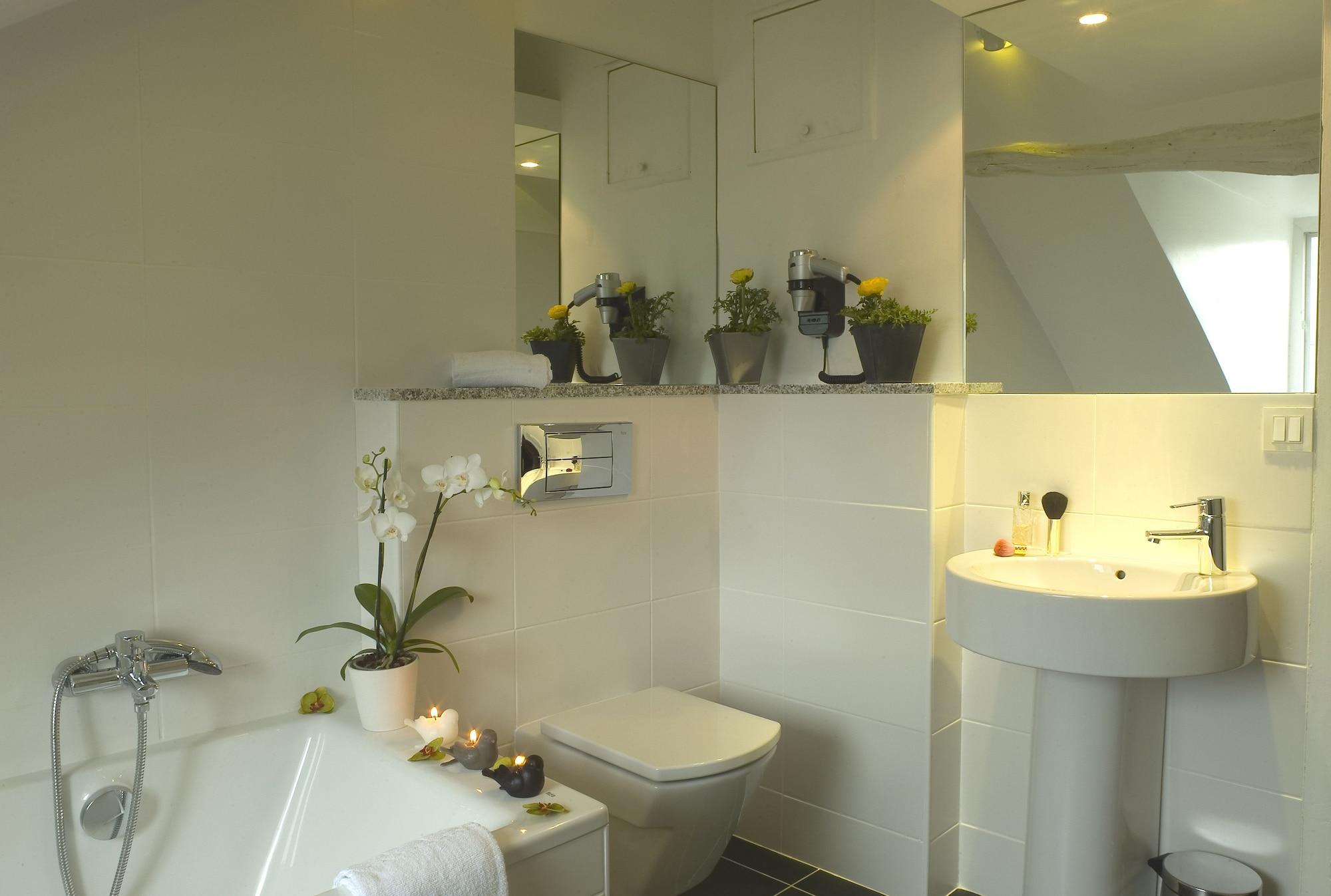 Claret Hotel 3*